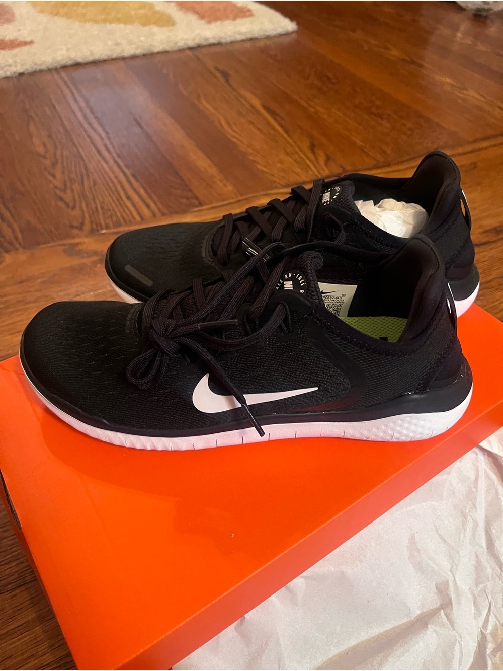Nike Women’s Free RN 2018 Black and White Sneakers NEW